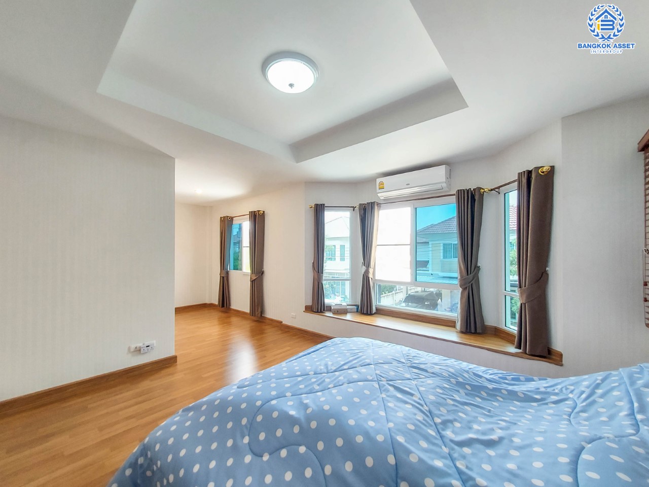 บ้านเดี่ยวมือสองย่านปทุมธานี ม.ชวนชื่นกรีนบาวด์ กรุงเทพ-ปทุมธานี บ้านสวยพร้อมเข้าอยู่ อยู่ในโครงการสภาพแวดล้อมดีมาก มีสนามกอล์ฟ เนื้อที่ 60.6 ตร.ว. ฟังก์ชัน 3 ห้องนอน 3 ห้องน้ำ จอดรถได้ 2 คัน บนทำเลเดินทางสะดวก เชื่อมต่อถนนหลายเส้นทาง ใกล้จุดขึ้นทางด่วน "อุดรรัถยา"